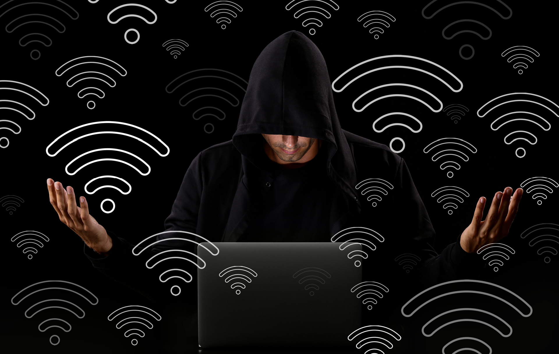 In dit blog bespreken we het gevaar van openbare wifi voor je bedrijfsdata, juice jacking en aanbevelingen om risico's te beperken.
